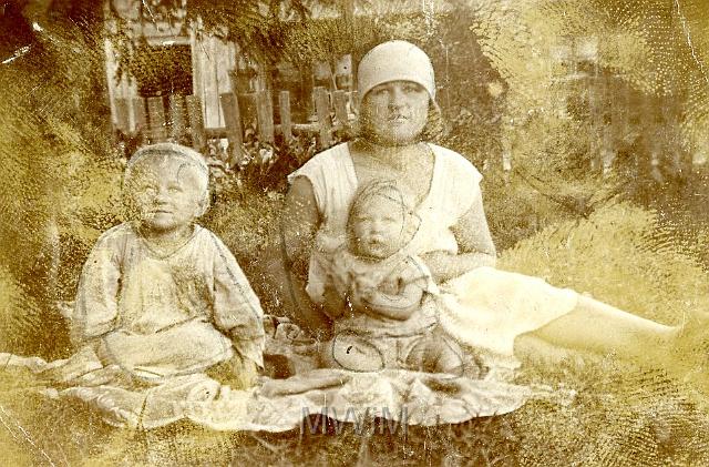 KKE 063.jpg - Józefa Muszałowska - żona Hipolita Muszałowskiego( brat Heleny Orzechowskiej) wraz z dziećmi Ryszardem i Jadwigą, Michalin, 1928 r.